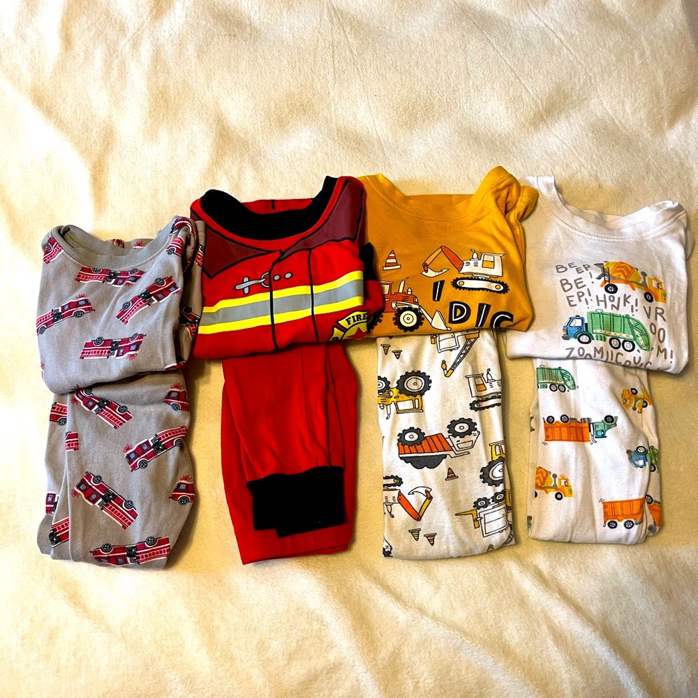 Old Navy 2T toddler boy pajama sets - 4 sets